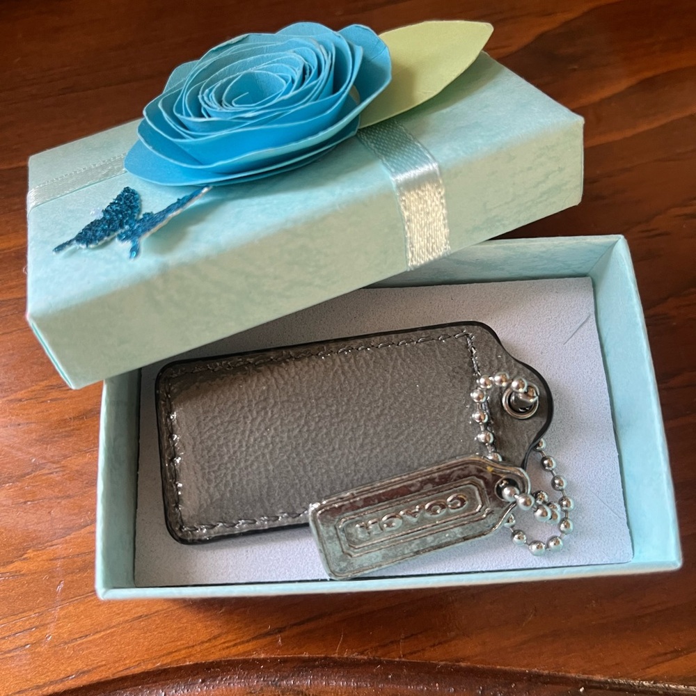 Coach Hangtags in beautiful unbranded gift box - Picture 3 of 3